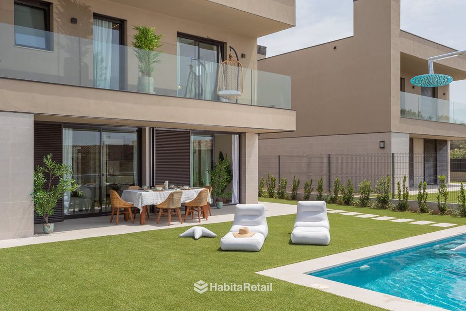 Jardín con piscina privada